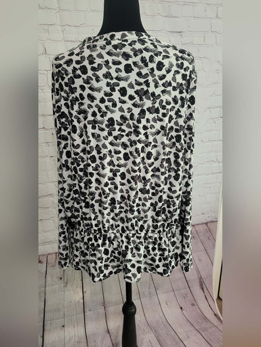 The Limited Black & White Animal Print V-Neck Tunic XL - Picture 2 of 3